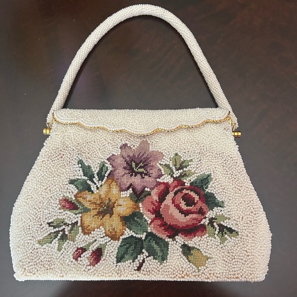 Vintage 1960’s white beaded purse with embroidered flowers & scalloped closure. - Picture 2 of 11